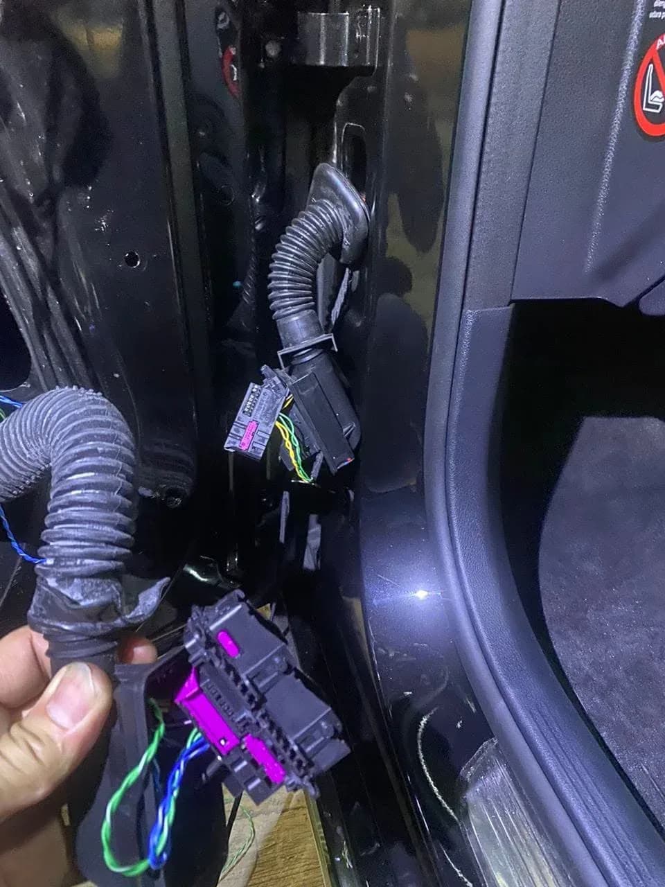 Mercedes-Benz W213 — OEM Keyless Go System Upgrade — workshop photograph 4 of 5