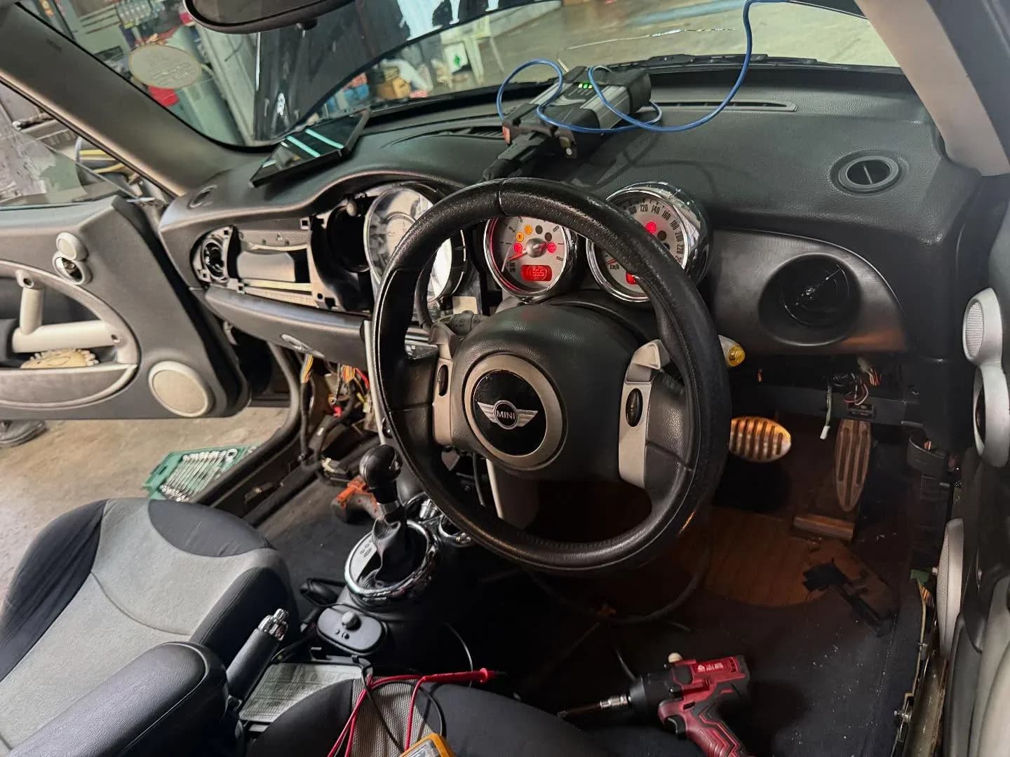 MINI Cooper S R53 — Engine Control Module No Response — workshop photograph 2 of 5