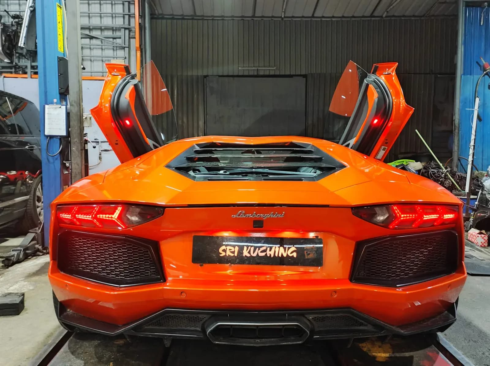 Lamborghini Aventador — Gearbox Hydraulic Pump Replacement — workshop photograph 2 of 3