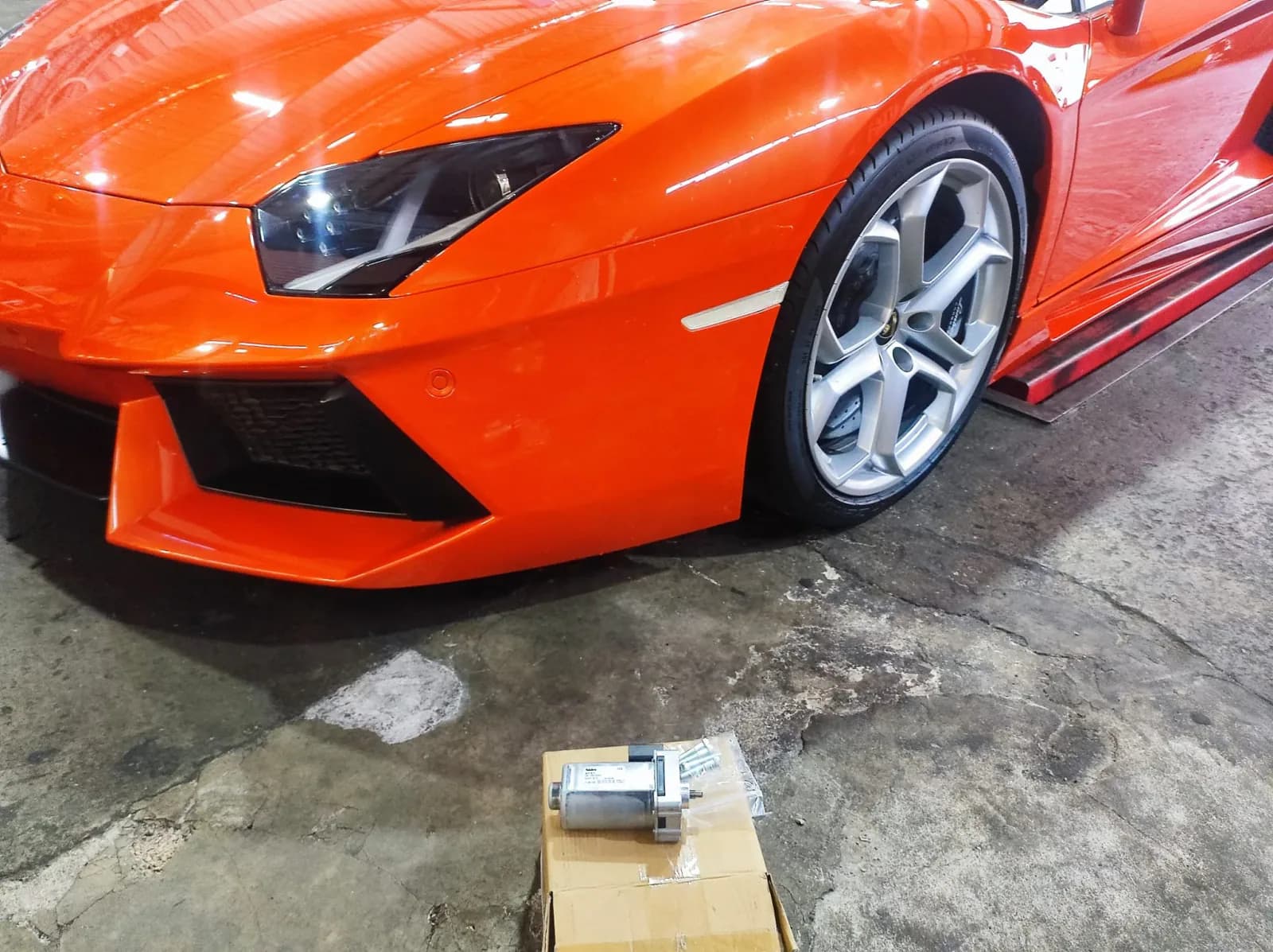 Lamborghini Aventador — Gearbox Hydraulic Pump Replacement — workshop photograph 3 of 3