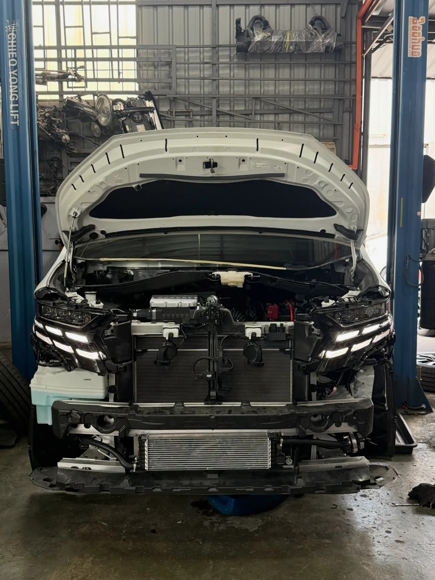 Toyota Alphard AGH40 2.5 — Twin-Screw Supercharger Installation — workshop photograph 4 of 5