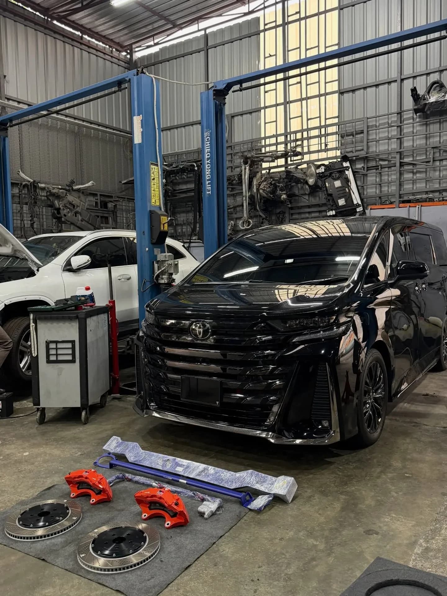 Toyota Vellfire AGH40 — FECCR 6-Piston Caliper Installation — workshop photograph 1 of 7