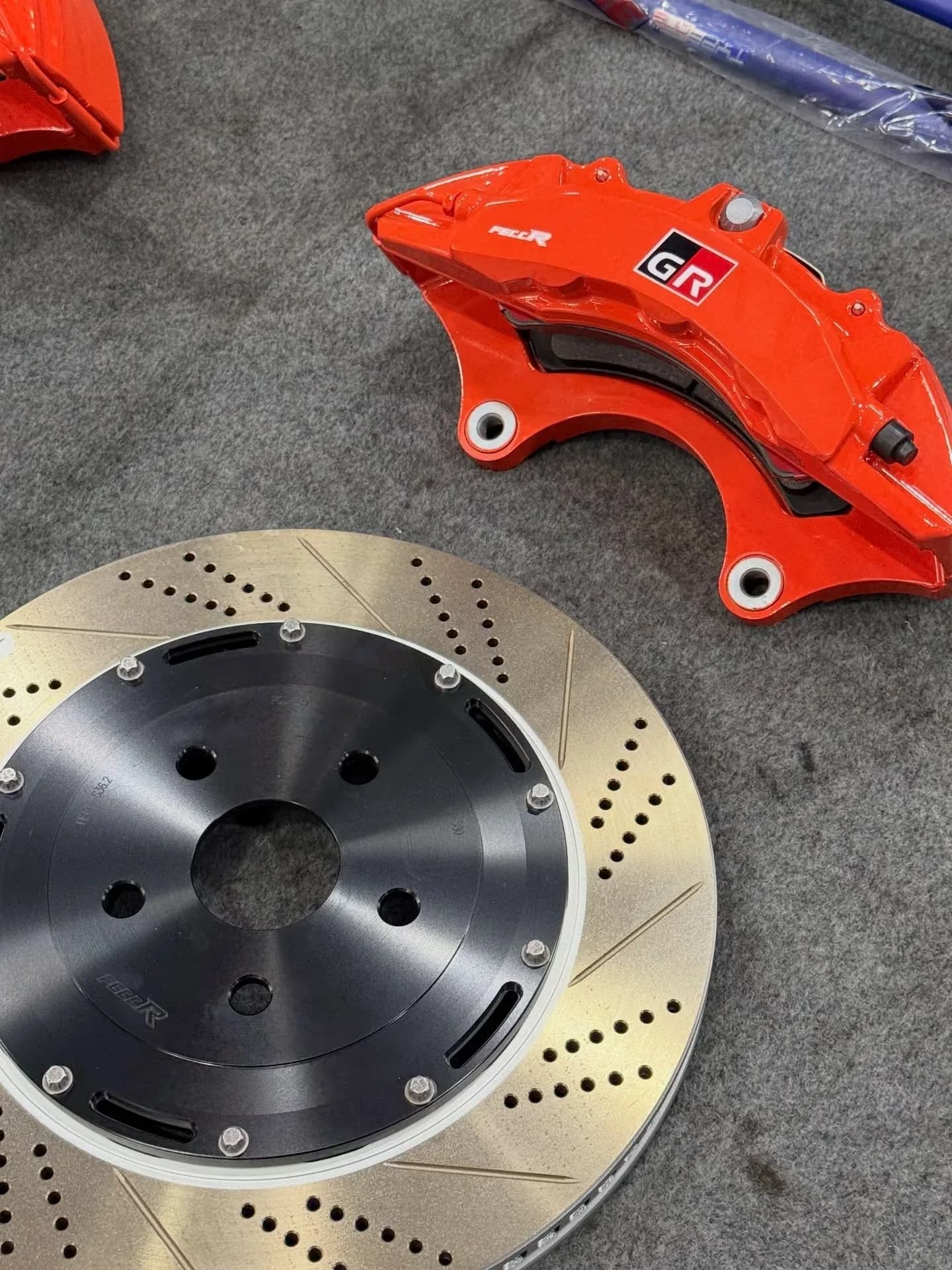 Toyota Vellfire AGH40 — FECCR 6-Piston Caliper Installation — workshop photograph 3 of 7